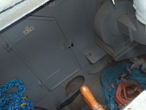 9. ORP Błyskawica, widok z włazu w kierunku lewej burty - zbliżenie. Po prawej stronie zdjęcia widoczny wentylator elektryczny pomieszczenia.