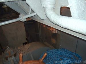 7. ORP Błyskawica, widok z włazu w kierunku lewej burty do tyłu. 