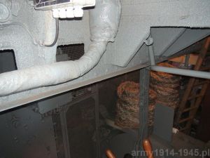 6. ORP Błyskawica, widok z włazu w kierunku prawej burty w tył. Izolowane cieplnie rurociągi to przewody parowe.