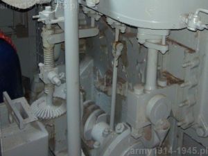 17. ORP Błyskawica, widok w dół na mechanizmy maszynki sterowej. 