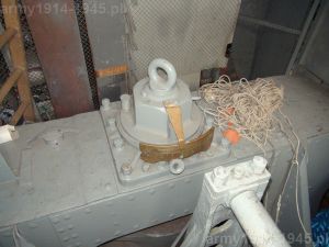 18. ORP Błyskawica, widok na górną część osi obrotu steru obracającej się w solidnym zamocowaniu. Widoczny mosiężny wskaźnik położenia steru. 