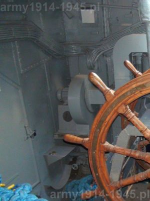 21. ORP Błyskawica, widok na lewy przedni narożnik pomieszczenia. Centralnie na zdjęciu widoczny jest wentylator napędzany elektrycznie.