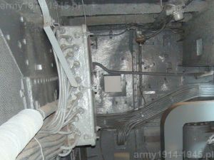 24. ORP Błyskawica, przednia lewa część pomieszczenia w części górnej. Widoczna skrzynka elektryczna. 
