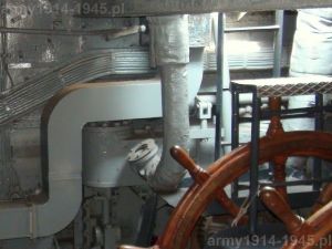 28. ORP Błyskawica, górna część maszynki sterowej. 