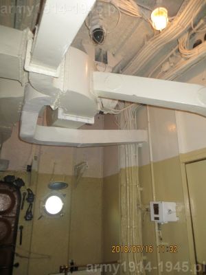2. ORP Błyskawica. Wewnątrz nadbudówki po prawej burcie znajduje się pomieszczenie, które w języku cywilnym można by było nazwać parterem w klatce schodowej. Widok na prawy tylny narożnik. Poniżej świetlika znajduje się właz z trapem zejściowym do kadłuba.  