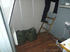 1. do sterówki wchodzi się z kabiny nawigacyjnej pokonując kilka stopni. Skos ściany po lewej, to obudowa schodów wiodących na pomost bojowy.