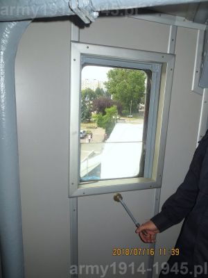39. wszystkie okna w sterówce można otworzyć, opuszczając szybę w dół. Do opuszczania służy specjalna korba. Marynarze śmieją się, że to jak "zimny łokieć" w samochodzie. 