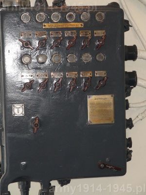 56. ORP Błyskawica, zbliżenie na górną część centralki łączności 