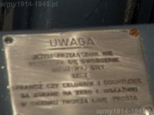 ORP Błyskawica, uzupełnienie do zdjęcia nr 40. Dobra rada umieszczona na górnej części środkowego kalkulatora FCB (Fire Control Box). Przepraszam za jakość zdjęcia, ale zrobiłem ich 6 a aparat nie chciał złapać ostrości. "Uwaga. Jeżeli przełącznik nie przesuwa się swobodnie nie używaj siły lecz sprawdź czy celownik i odchylenie są zgrane na zero i wskaźniki w okienku tworzą linię prostą"