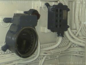 9. ORP Błyskawica, widok na wskaźnika nastaw zapalnika i sygnalizator gotowości dział. 
