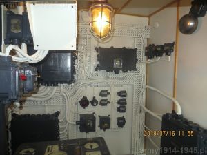 13. ORP Błyskawica, przedni prawy narożnik centrali.