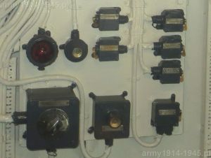 15. ORP Błyskawica, lampka sygnalizacyjna i przełączniki na przedniej ścianie centrali po prawej stronie