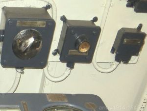 18. ORP Błyskawica, przełączniki na przedniej ścianie centrali