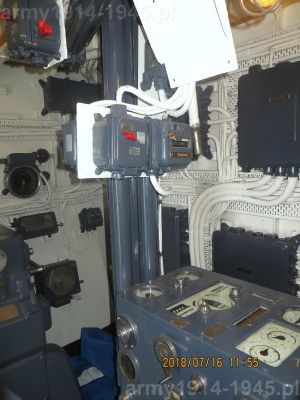 19. ORP Błyskawica, kolumny osłaniające linie przekaźników. Po prawej na dole kalkulator morski FCB.
