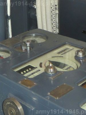 21. ORP Błyskawica, przednia, górna część kalkulatora umieszczonego centralnie w kierunku lewej burty. Na górze wskaźnik kręgu i podniesienia dział; poniżej centralnie położenia i szybkości celu; po lewej stronie licznik odchylenia i wskaźnik prędkości własnej; na prawo licznik celowania. 