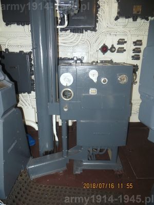 22. ORP Błyskawica, lewy bok Fire Control Box (FCB), ustawionego na środku centrali 