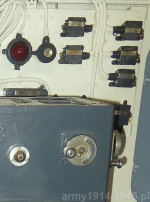 23. ORP Błyskawica, pokrętło inklinacji na przeliczniku a w tle lampka i przełączniki na przedniej ścianie centrali