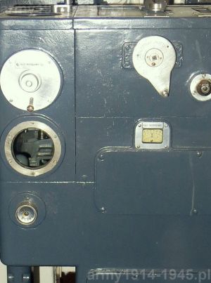 24. ORP Błyskawica, przelicznik morski Fire Control Box. Po lewej pokrętło kąt kursowy, na środku pokrętło śledzenia kierunku a poniżej wskaźnik kąta kursowego 