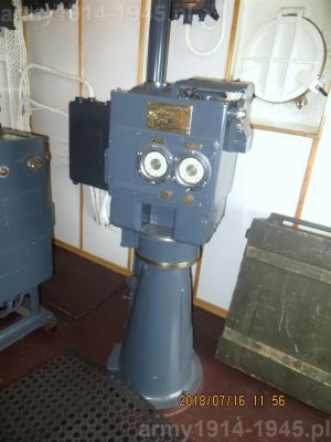 25. ORP Błyskawica, po lewej stronie centrali znajduje się żyrostabilizator RCU (Roll Corrector Unit), korygujący położeniu luf w zależności od kołysania okrętu