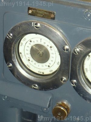 26. ORP Błyskawica, wskaźnik kąta położenia celu z pokrętłem korygującym na RCU (Roll Corrector Unit).