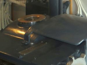 30. ORP Błyskawica, widok na wierzch urządzenia uwzględniającego kołysanie okrętu RCU (Roll Corrector Unit).  