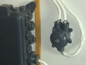 33. ORP Błyskawica, prawa ściana centrali artyleryjskiej ze skrzynką elektryczną i przełącznikiem. Wejście do centrali znajduje się przy prawej ścianie z tyłu nadbudówki.                                  .