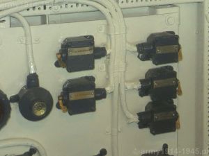 35. ORP Błyskawica, przełączniki na przedniej ścianie centrali po prawej stronie 