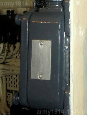39. ORP Błyskawica, tabliczka znamionowa lewej dolnej skrzynki z trudnymi do odczytania znamionami. Jedyna aluminiowa a nie mosiężna. .