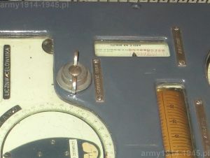 42. ORP Błyskawica, widok na pokrętło nastawy szybkości celu morskiego kalkulatora Fire Control Box (FCB). W górnej części wskaźnik zbliżenia w kablach na minutę. 
