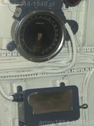47. ORP Błyskawica, widok na wskaźnik nastawy zapalnika i nadajnik zapalnika
