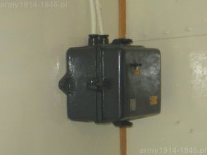 60. ORP Błyskawica, skrzynka lamp sygnalizacyjnych. Na prawo od niej znajdowało się wejście do pomieszczenia kierowania strzelaniami torpedowymi