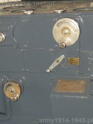 78. ORP Błyskawica, zbliżenie na przednią część prawego boku Fuze Keeping Clock (FKC) z pokrętłem: odległość obecna. Poniżej zachowana tabliczka znamionowa. 
