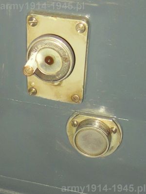 81. ORP Błyskawica, pokrętło odchylenia a poniżej licznik ognia "wciśnij". Morski przelicznik Fire Control Box (FCB).