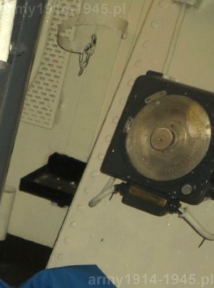 87. ORP Błyskawica, przyrząd upadkowy na dolnej, przedniej części lewej ściany centrali. Ściana jest tu skośna, gdyż za nią znajduje się trap, którym przechodzi się z niższego poziomu nadbudówki na wyższy. Można to prześledzić w artykule o pomieszczeniach reprezentacyjnych i ciągu komunikacyjnym nadbudówki.