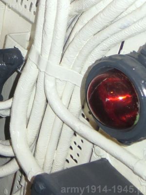 89. ORP Błyskawica, zbliżenie na lampkę sygnalizacyjną i montaż kabli 