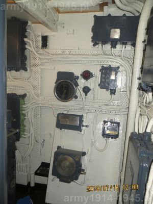 91. ORP Błyskawica, przednia część lewej ściany centrali ze wspomnianym skośnym fragmentem ściany nad zejściówką. 