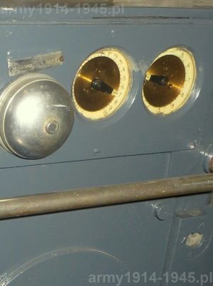 99. ORP Błyskawica, wskaźniki i dzwonek po prawej stronie przedniej obudowy Fuze Keeping Clock (FKC), służącego do przeliczeń podczas ognia do samolotów. 