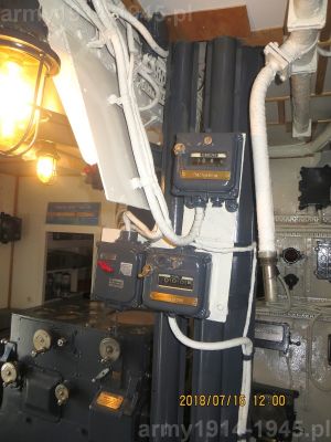 101. ORP Błyskawica, od prawej burty na obudowach osłony przekaźnikowych znajdują się wskaźniki 