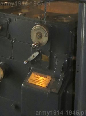 104. ORP Błyskawica, na prawej stronie, umieszczonego po lewej stronie centrali Fuze Keeping Clock zachowała się piękna, czytelnie mosiężna tabliczka znamionowa. 