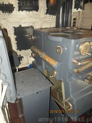 105. ORP Błyskawica, lewa strona kalkulatora Fuze Keeping Clock ustawionego w centrali po lewej stronie, jest trudno dostępna. Widoczna w dolnej części luka w obudowie z pustą przestrzenią nie świadczy o tym, że część tego kalkulatora nie zachowała się, gdyż widoczna jest na zdjęciach innych takich kalkulatorów.. 