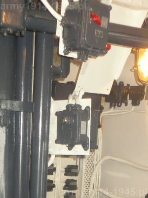 111. ORP Błyskawica, kolejny raz obudowy linii przekaźników, tym razem od strony lewej burty, nieco od tyłu