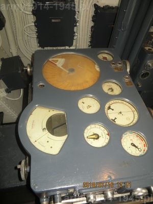 113. ORP Błyskawica, wierzchnia część kalkulatora znajdującego się po lewej stronie centrali.