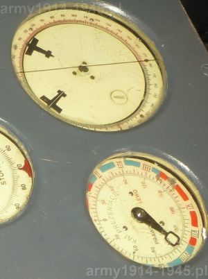 114. ORP Błyskawica, zbliżenie na wskaźniki po prawej stronie kalkulatora Fuze Keeping Clock , poniżej, głównie "Kąt prezentacji". 