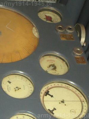 117. ORP Błyskawica, zbliżenie na wskaźniki po prawej stronie kalkulatora Fuze Keeping Clock. Powyżej, po lewej stronie zdjęcia wskaźnik szybkości celu.