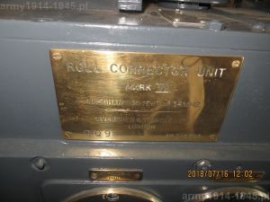 122. ORP Błyskawica, tabliczka znamionowa na żyrokorektorze po prawej burcie. RCU (Roll Corrector Unit)
