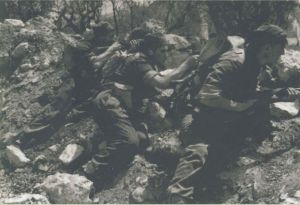 Fotografia wykonana prawdopodobnie w okolicy Oratino w czerwcu 1944 r. Od lewej kpr. pchor. W. Grek, st. strz. J. Kejzman i kpr. K. Brauliński.
