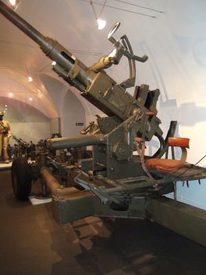 Działo lądowe 40 mm z ekspozycji Muzeum Wojska Polskiego w Warszawie. Nie posiada jednak oryginalnego celownika przeziernikowego.  Fot. M. Tomaszewski