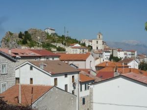 Widok na Pescopennataro z wzgórza cmentarnego w Pescopennataro, fot. K. Piotrowski, VIII 2011 r.