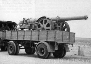 Lufa armaty 152/37 M 15/16 w położeniu transportowym załadowana na przyczepę Viberti i holowana przez Lancia 3Ro. Afryka Północna. (Wikipedia)