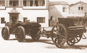 Haubica 100/17 mod.914 na wózku elastycznym holowana przez kołowy ciągnik artyleryjski Pavesi.